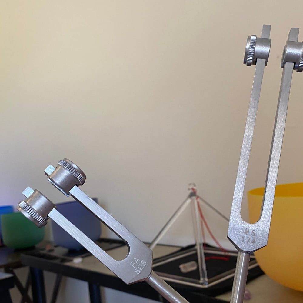 Metal tuning fork with adjustable weights for 174 Hz and 528 Hz healing therapy